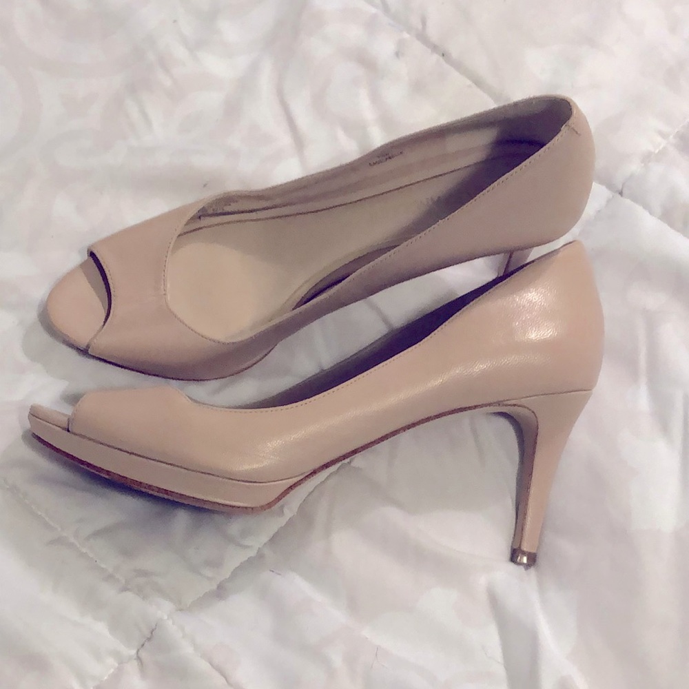Enzo Angioloni Women’s Dress Shoes beige size 8W.